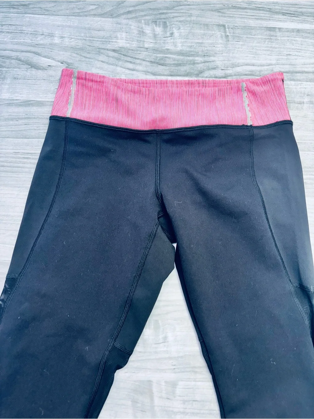 lululemon athletica Black Capri Leggings with Pink Waistband Size Medium 6